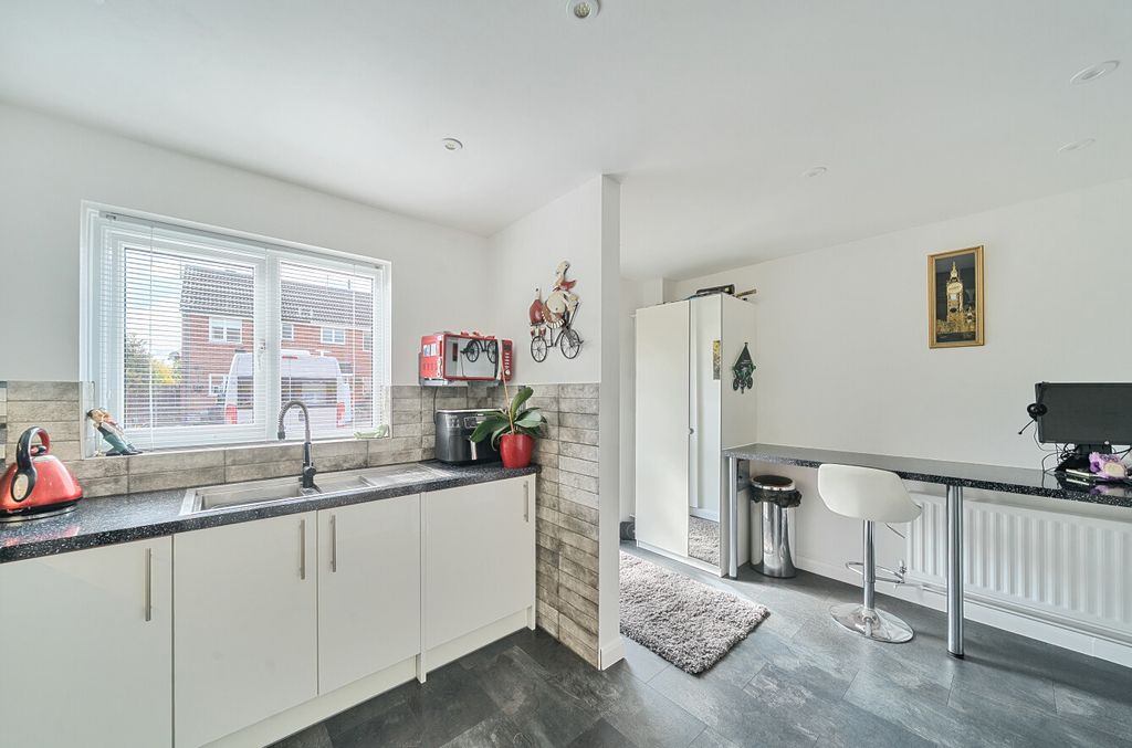 Property photo 3 of 12 1359251-17-68d3De...