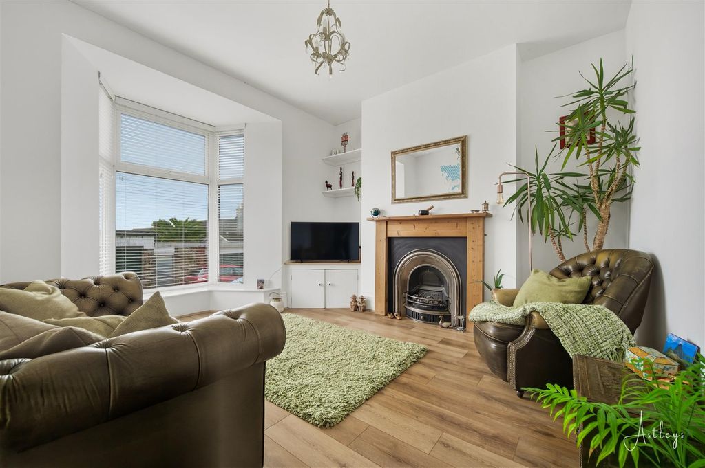 Property photo 2 of 15 Lounge