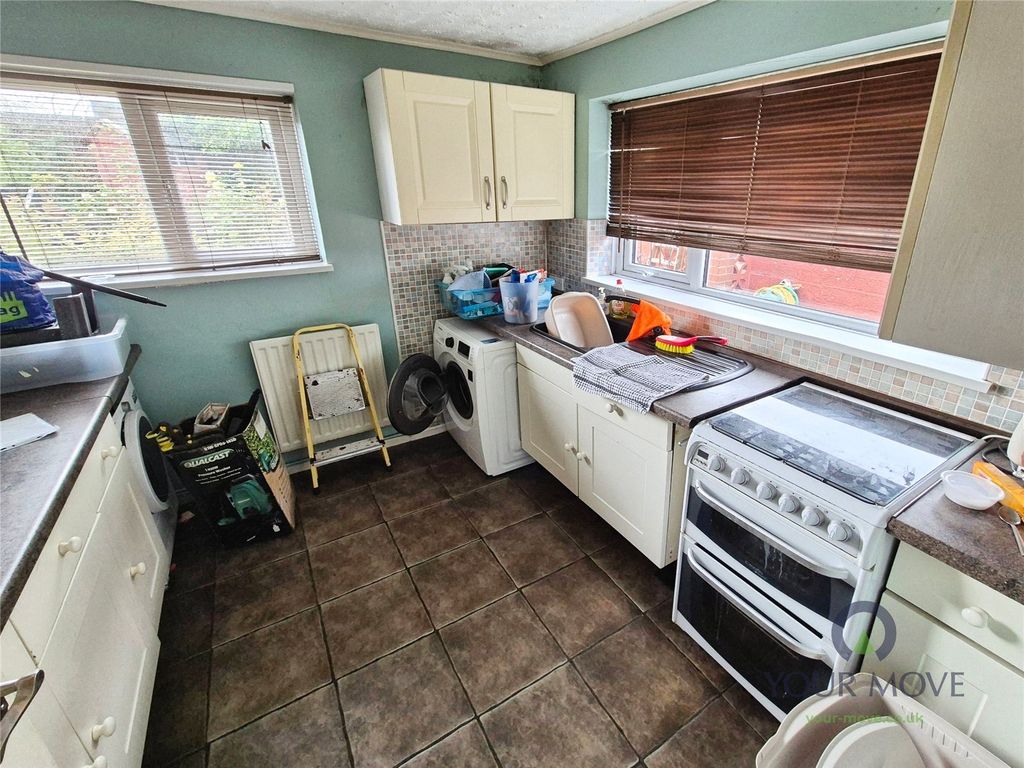 Property photo 3 of 11 Kitchen