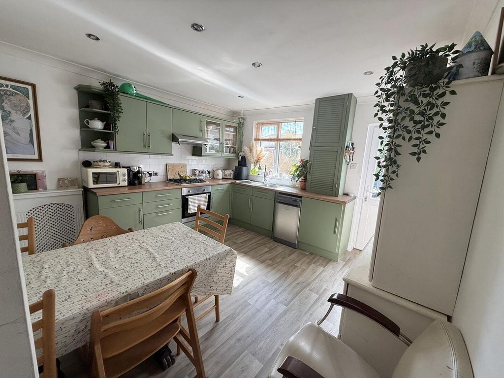 Property photo 3 of 8 Kitchen