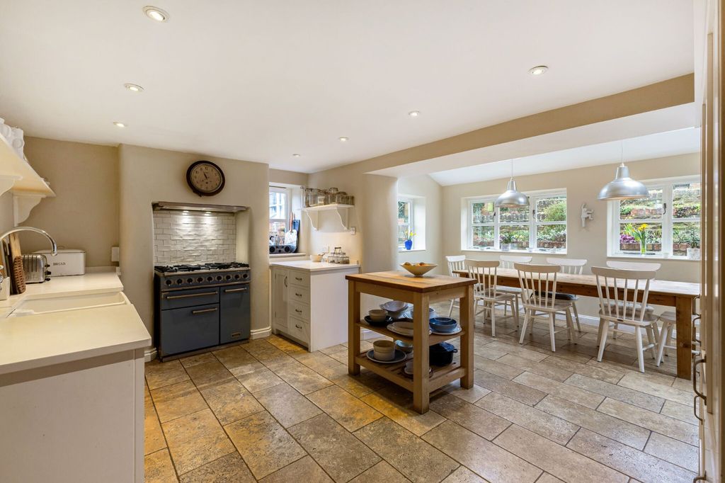 Property photo 2 of 18 Picture No. 24