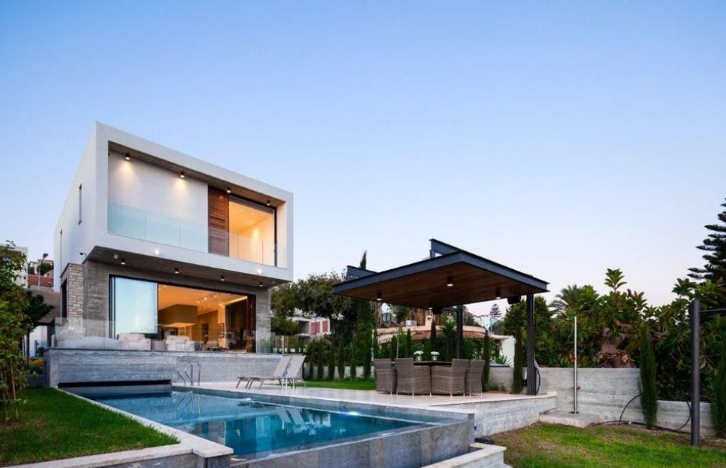 Property photo 1 of 10 Pool View - Artist