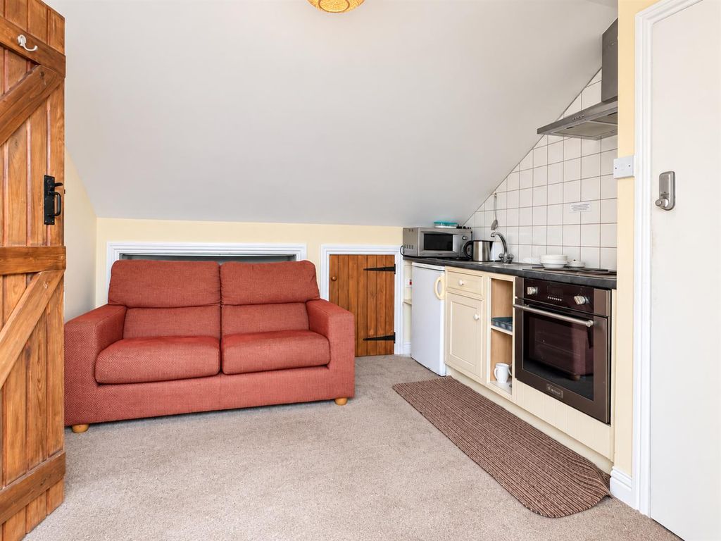 Property photo 3 of 5 Living Room/Kitchen