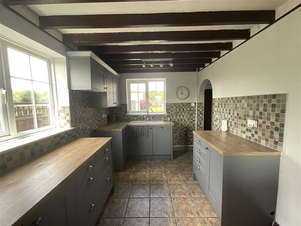 Property photo 3 of 10 Kitchen