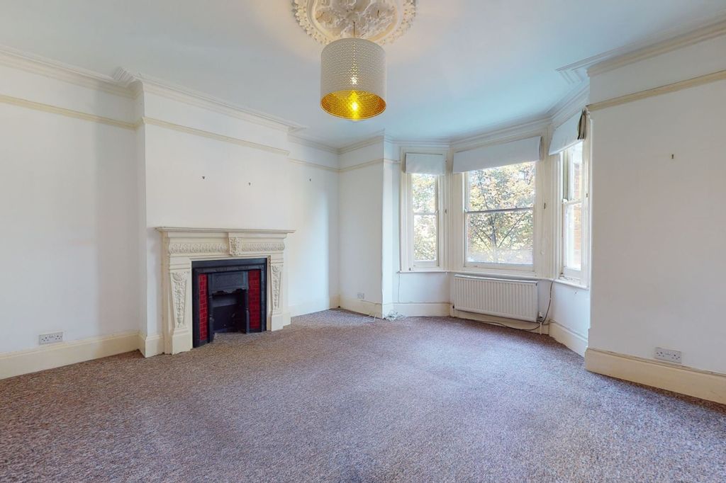 Property photo 2 of 12 Flat 16, Elmfield Mansions, Elmfield Road, London Sw17 8Aa