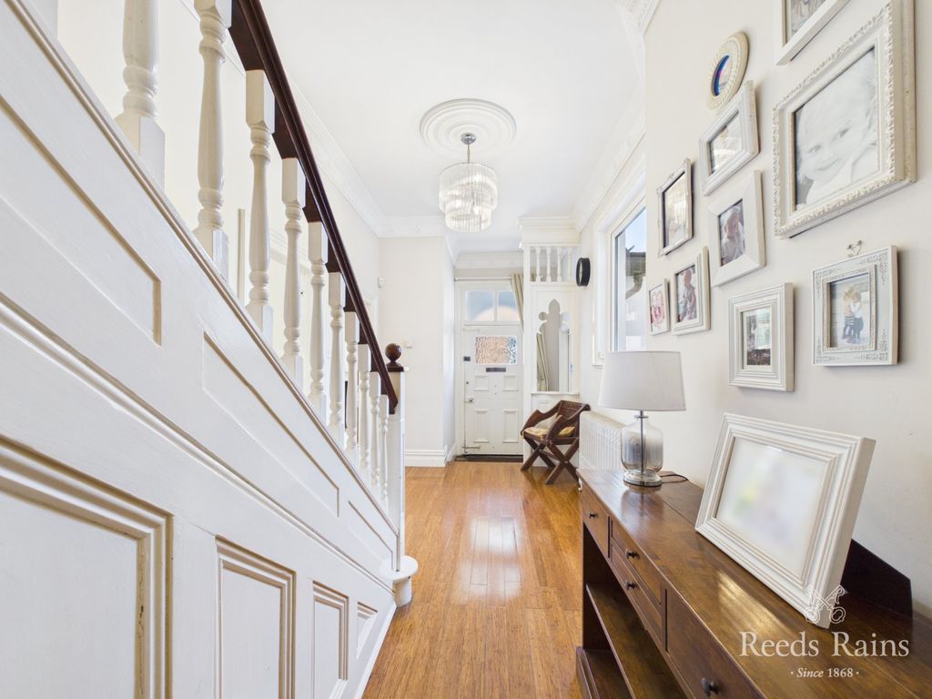 Property photo 3 of 32 Entrance Hall