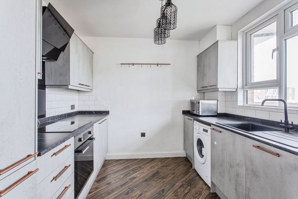 Property photo 3 of 19 Kitchen
