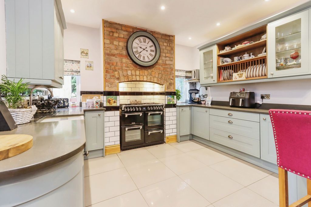 Property photo 3 of 12 Breakfast Kitchen