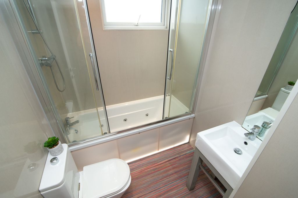 Property photo 2 of 16 80 Beresford Street, Bathroom