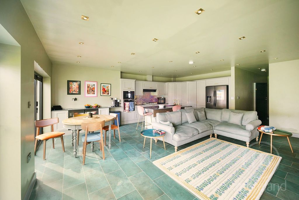 Property photo 2 of 22 2826903