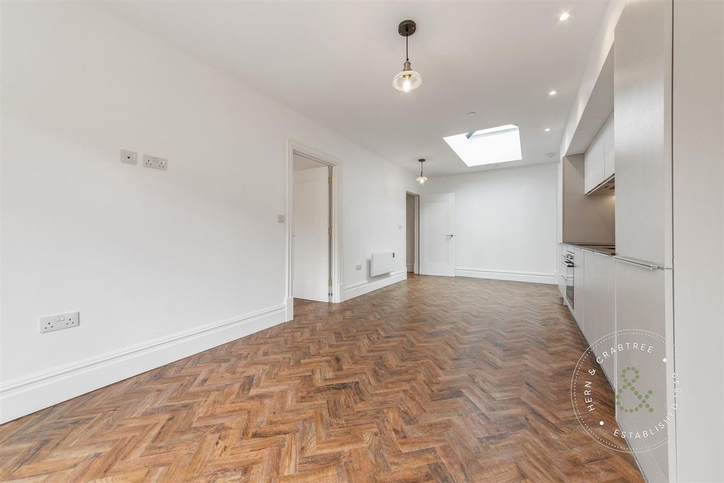 Property photo 3 of 16 Flat-3-Cathedral-Road-04.Jpg