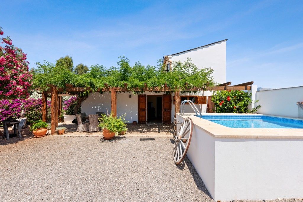 Property photo 1 of 20 Swimming Pool (2)