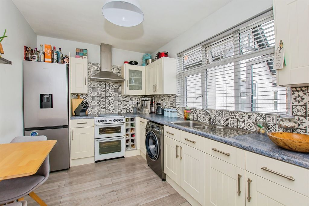 Property photo 3 of 34 Kitchen / Breakfast Room