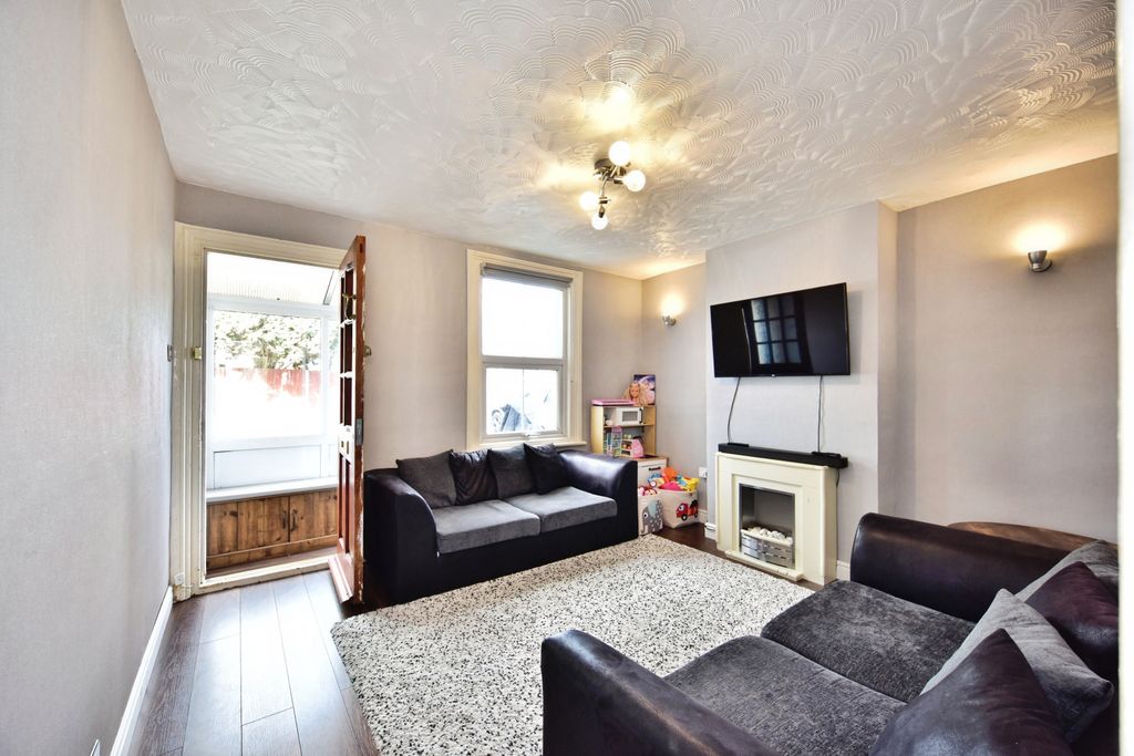 Property photo 3 of 16 Lounge