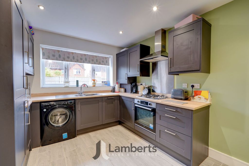 Property photo 2 of 17 Kitchen