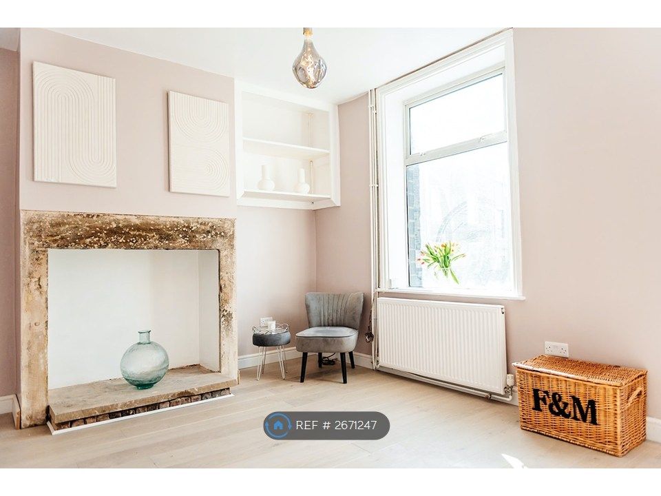 Property photo 2 of 12 Lounge