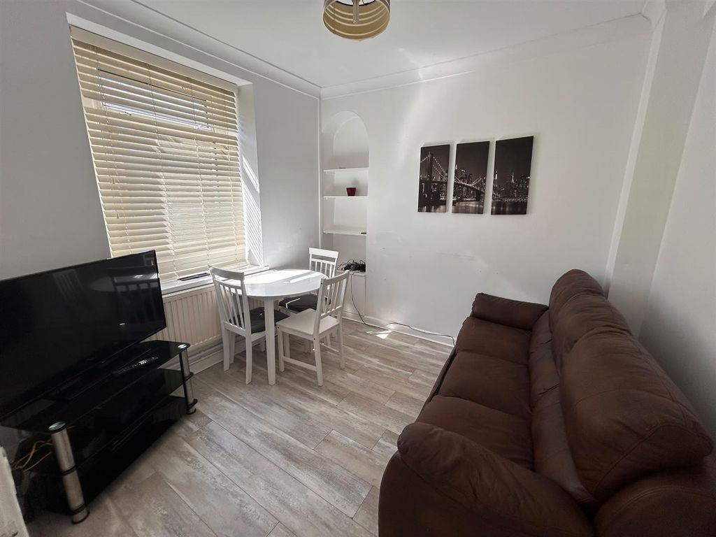 Property photo 2 of 12 E5d68Eb4-1F65-446F-Ac16-F027B2B439Ab.Jpg