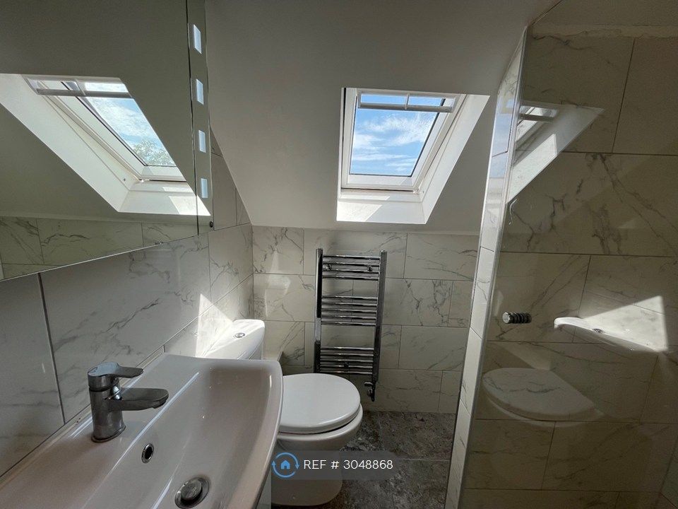 Property photo 3 of 19 Heated Towel Rail