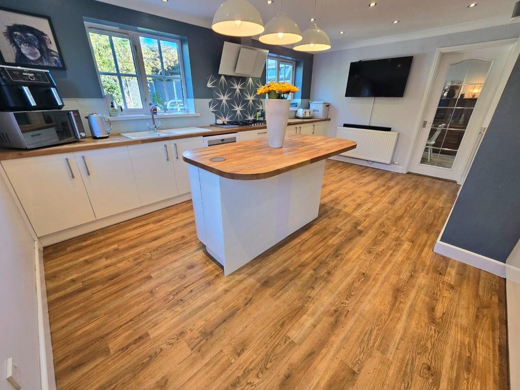 Property photo 3 of 28 Kitchen