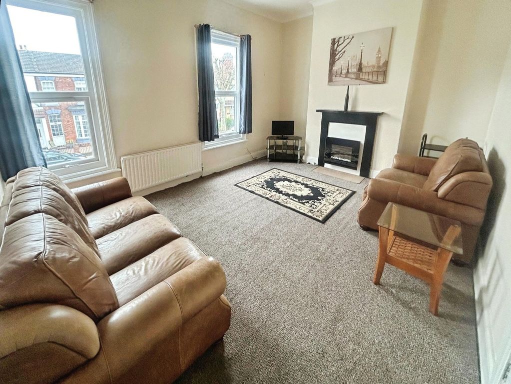 Property photo 3 of 7 Living Room