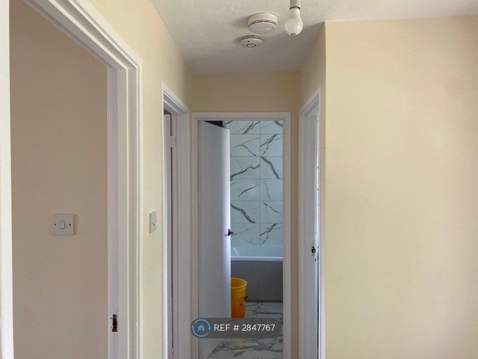 Property photo 3 of 11 Hallway
