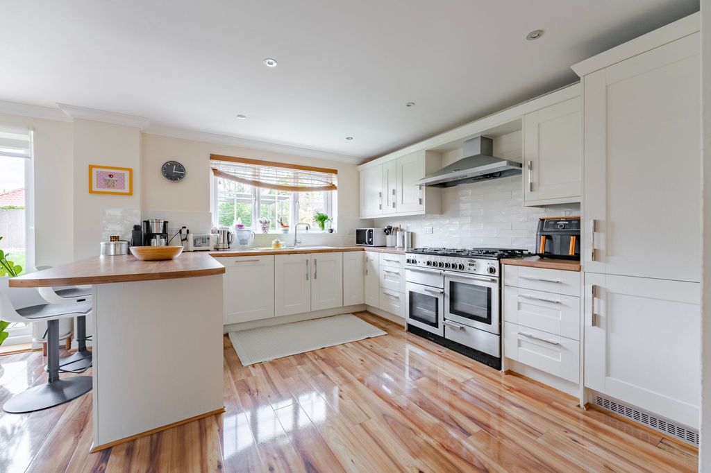 Property photo 3 of 23