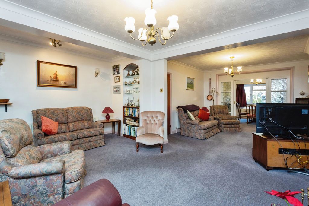 Property photo 3 of 15 Lounge