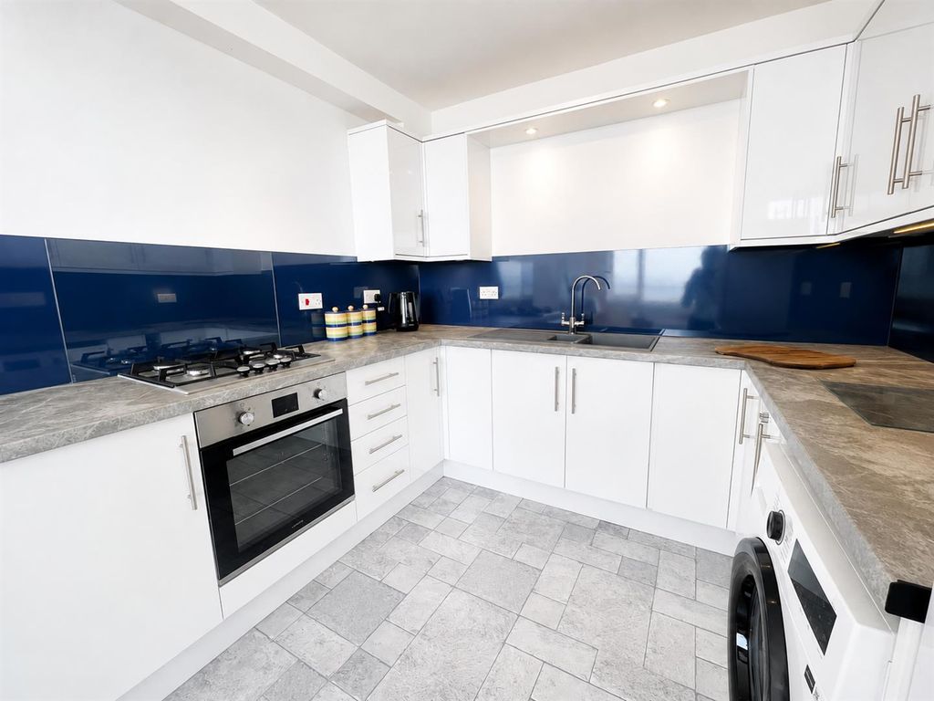 Property photo 3 of 11 Kitchen