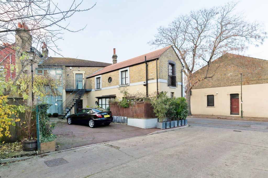 Property photo 3 of 7 External (Main)