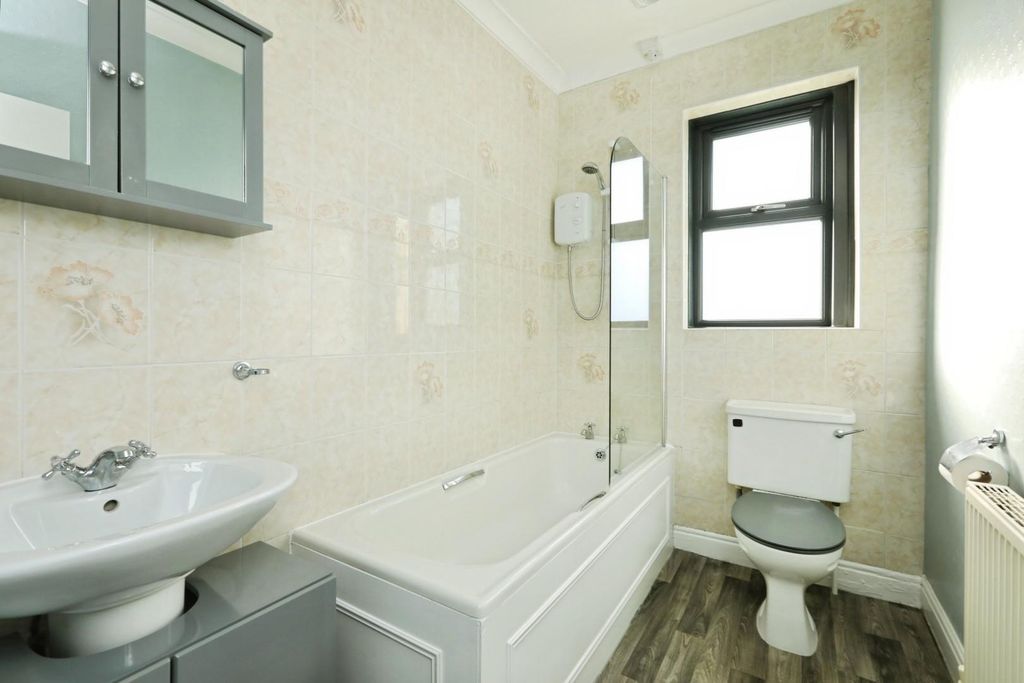 Property photo 3 of 17 Bathroom