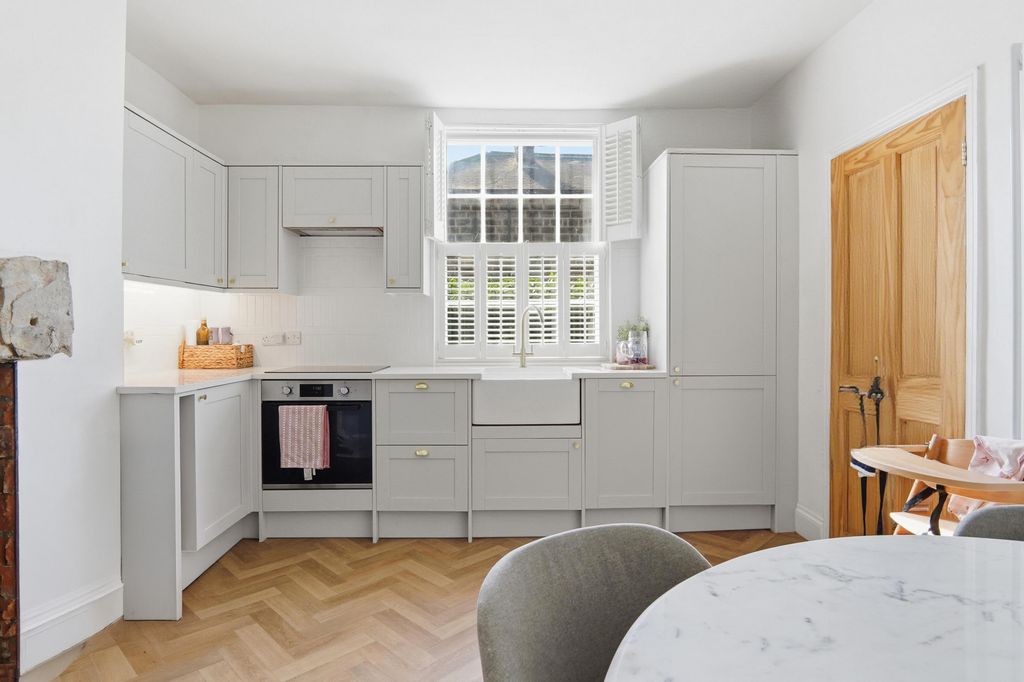 Property photo 3 of 17 14Chapel004