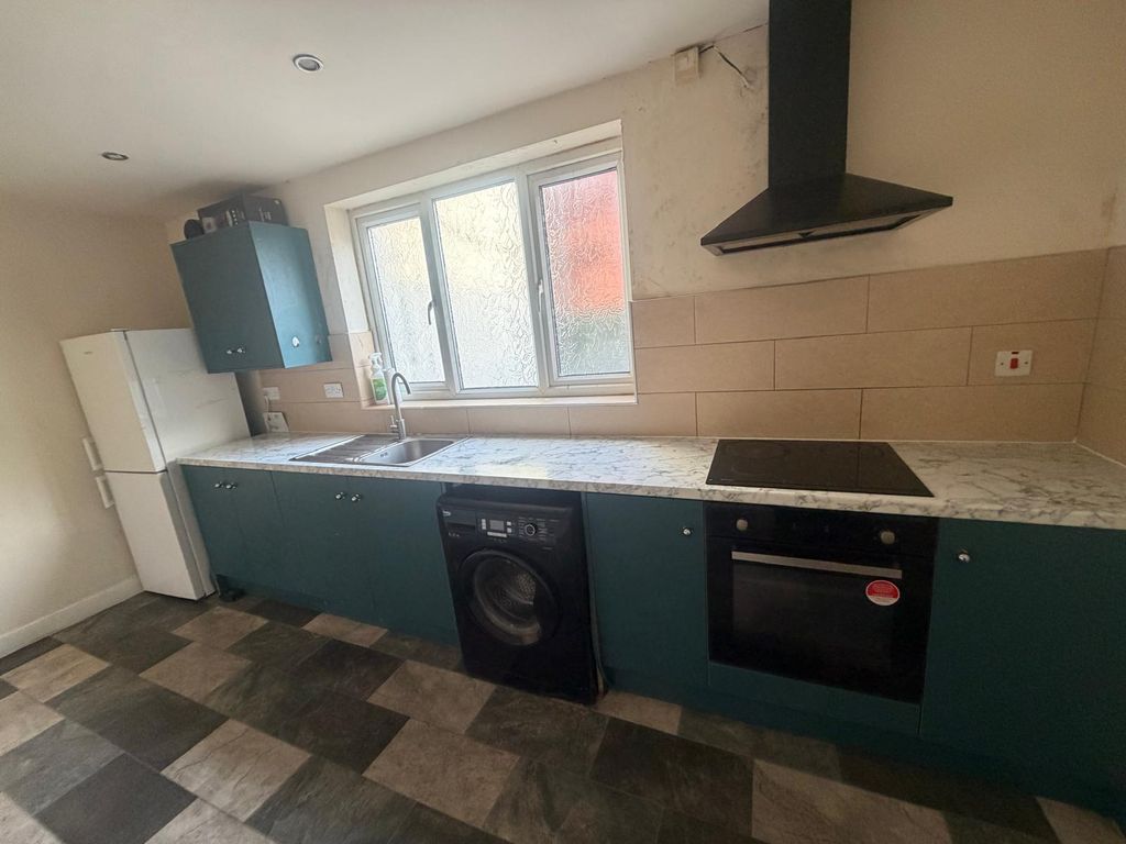 Property photo 1 of 4 Spacious One Double Bedroom Flat Available – West Bromwich, B70 6Hj