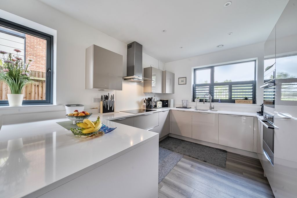 Property photo 3 of 20 1353406-10-68c151...