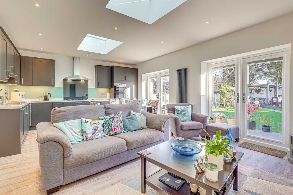 Property photo 2 of 34