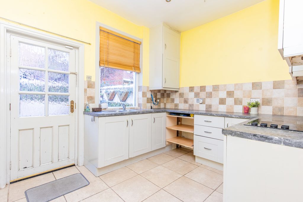 Property photo 3 of 8 Kitchen