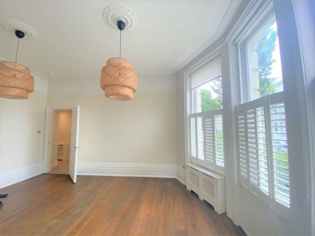 Property photo 3 of 16 Living Room (v2)