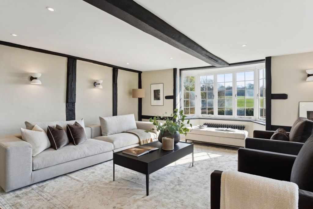 Property photo 3 of 26 Lounge