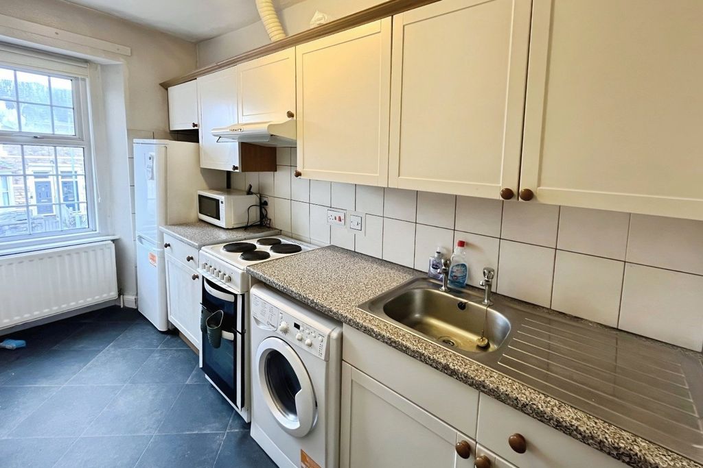 Property photo 3 of 7 Kitchen