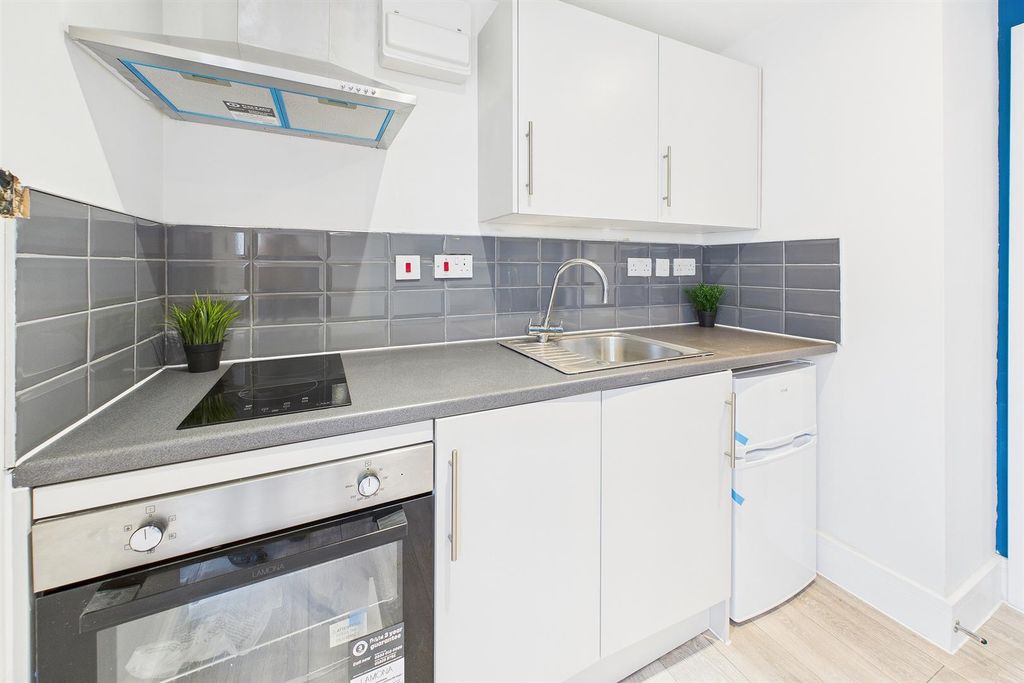 Property photo 3 of 6 Cam03736G0-Pr0214-Still020.Jpg