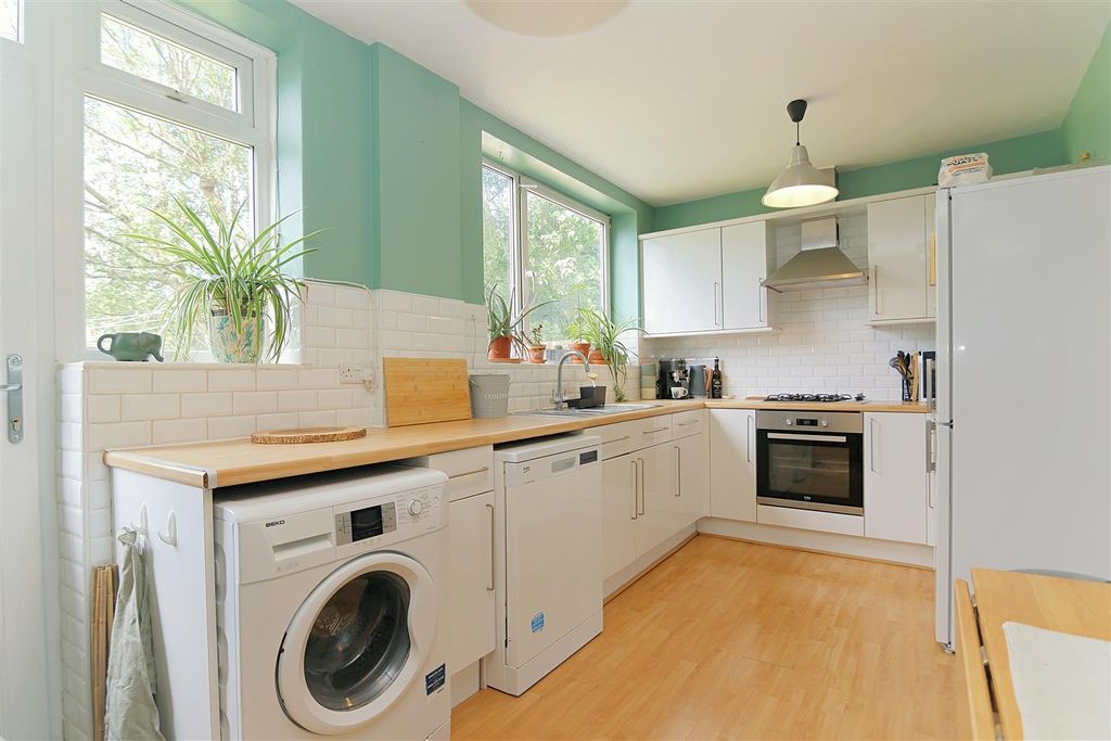 Property photo 3 of 18 Kitchen