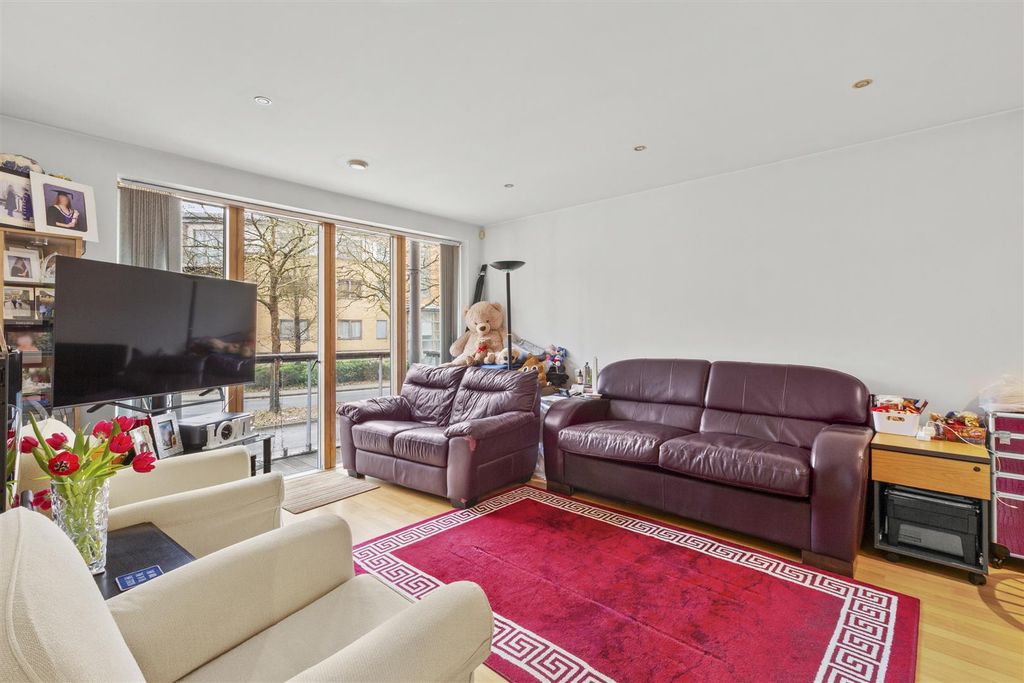 Property photo 2 of 12 15 Ream Court, Ryemead Boulevard, Hp11 1Gg-2.Jpg