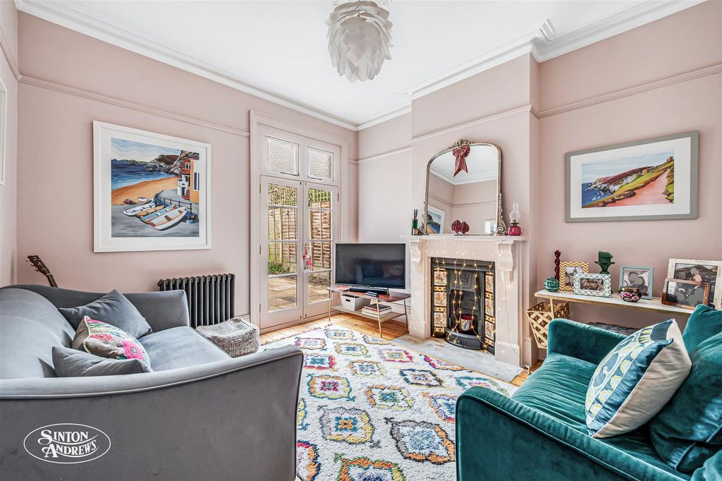 Property photo 3 of 18 4 St Dunstans Recp A.Jpg