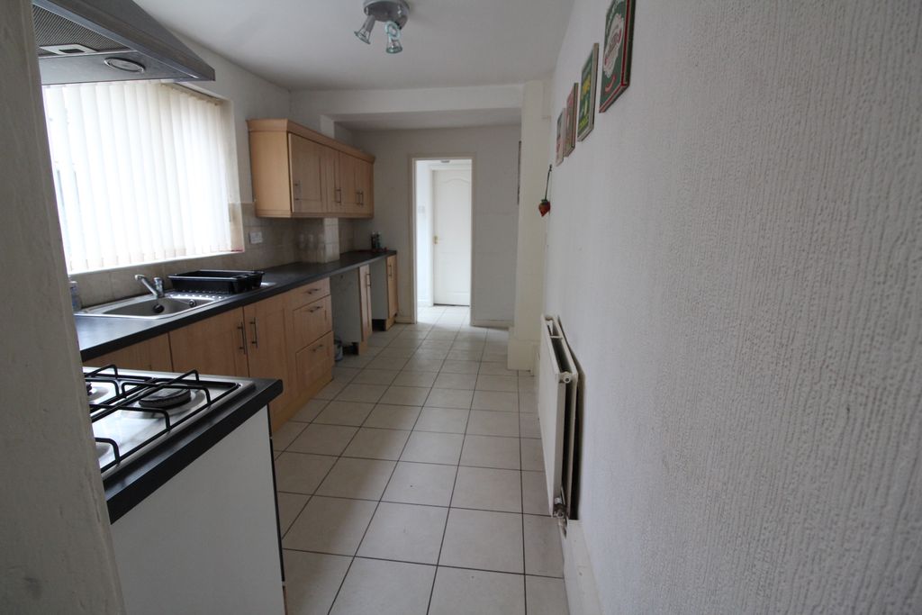 Property photo 3 of 10 Kitchen