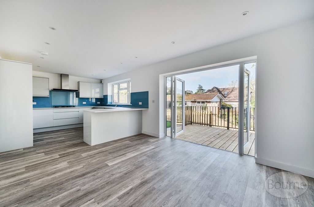 Property photo 3 of 13 7Ff6B023-2B8d-46F...