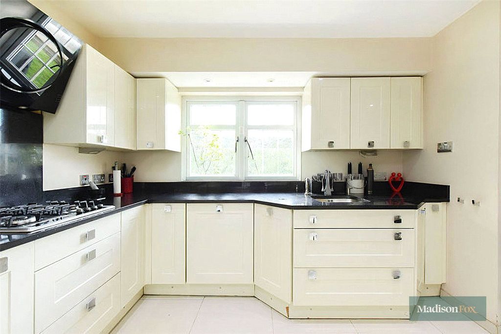 Additional image 15 of 5 bed property to rentTomswood Road, Chigwell, Essex IG7