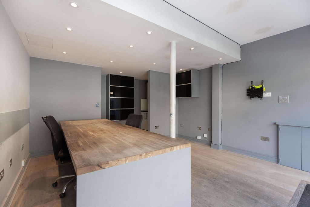 Property photo 3 of 7 6 Ravenswood Road, Balham, Sw12 9Pj