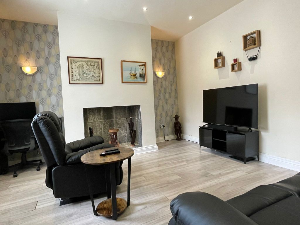 Property photo 1 of 8 Living Room