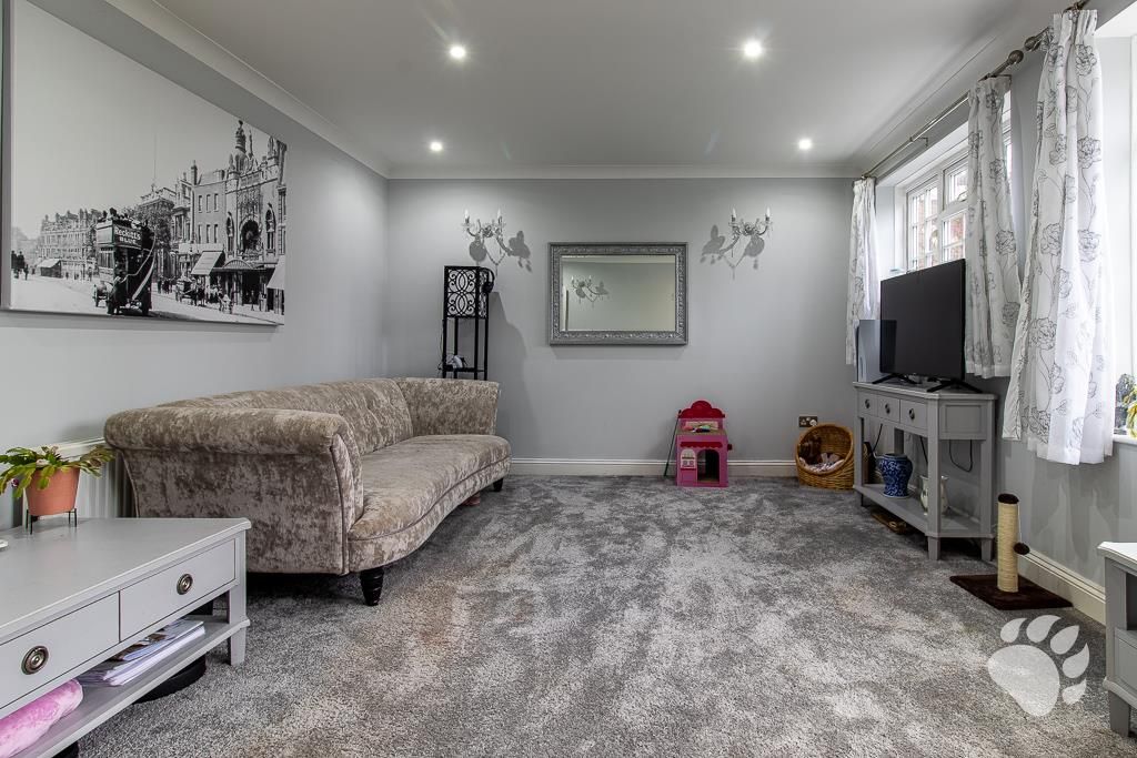 Property photo 3 of 31 Living Room