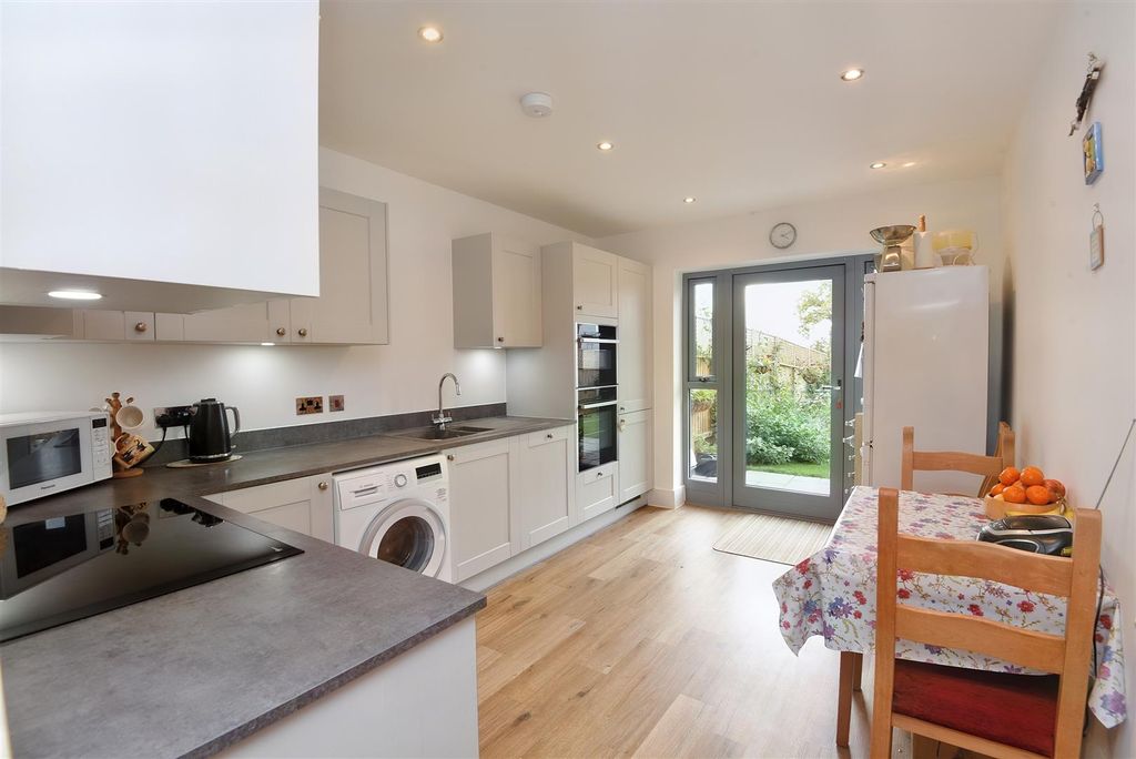 Property photo 3 of 10 Kitchen/Dining Room
