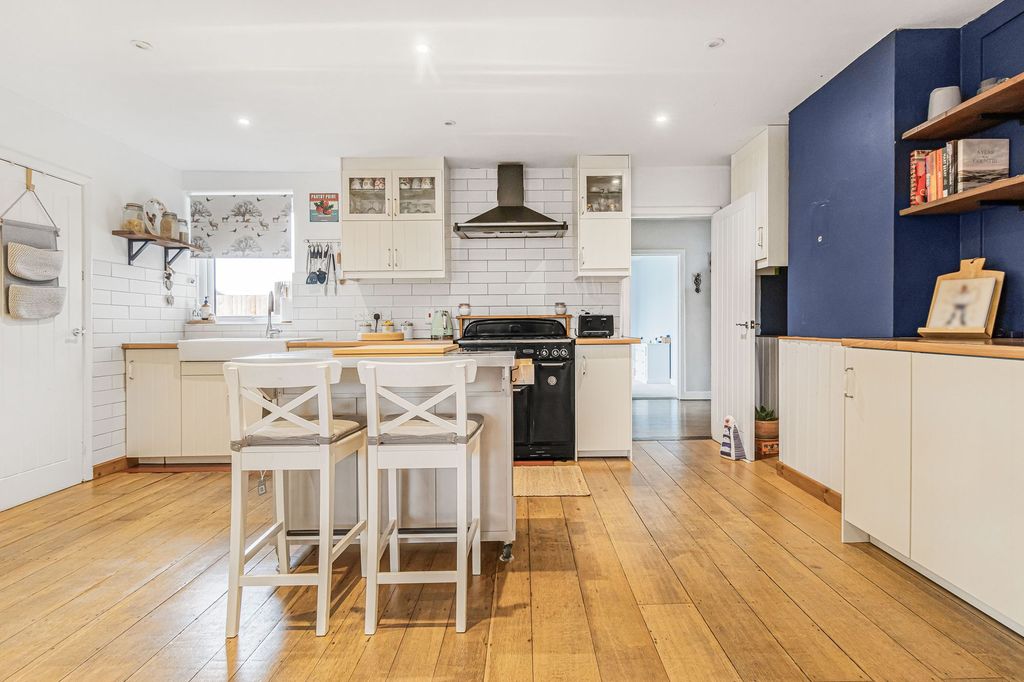 Property photo 3 of 27